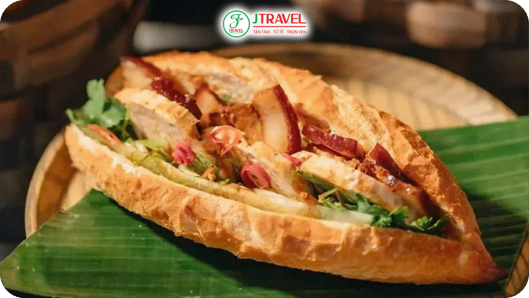 Bánh mì Hội An nổi tiếng với phần nhân đầy đặn