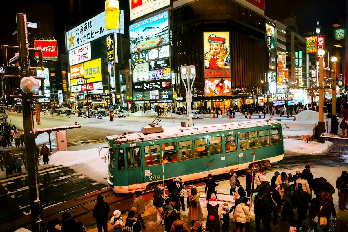 Phố xá Sapporo về đêm trong tuyết