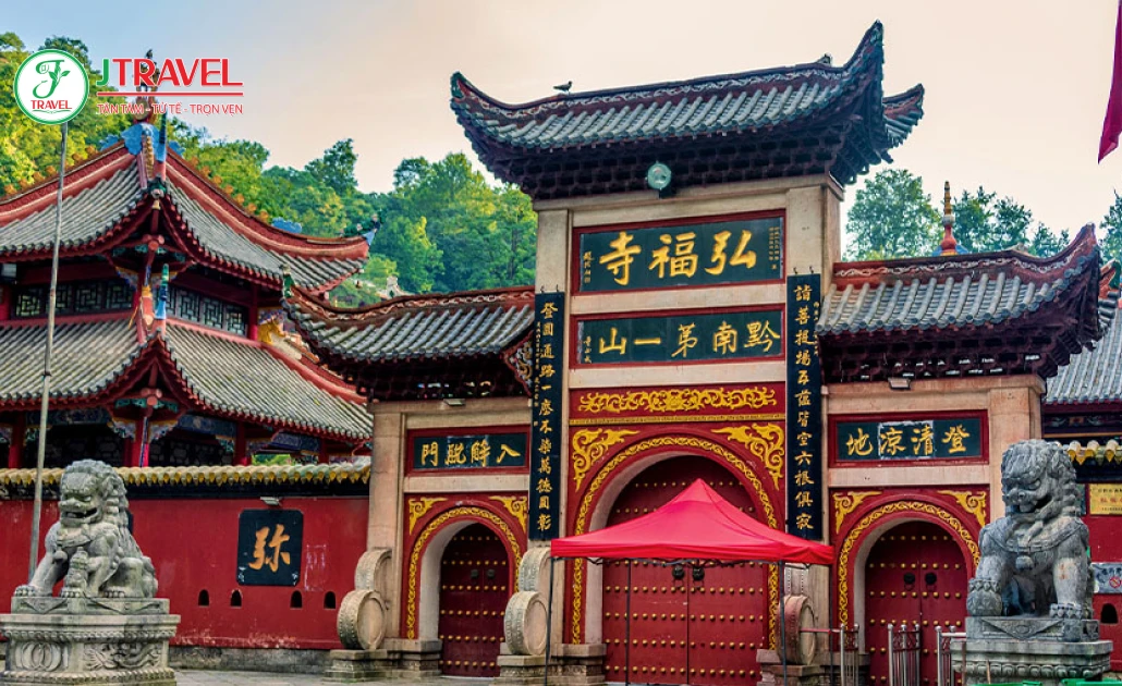 Không gian yên bình tại Hongfu Temple khi du lịch Quý Dương