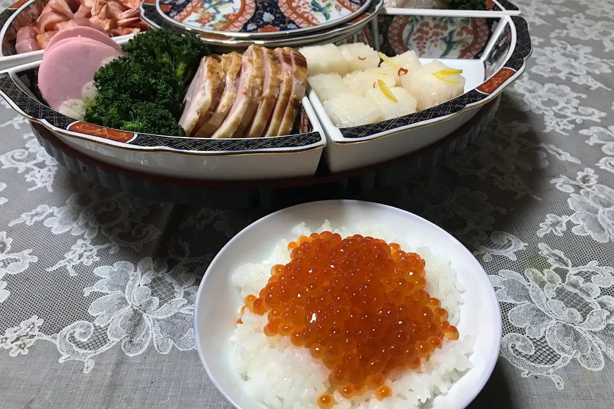 Mâm osechi và cơm trứng cá ngày đầu năm