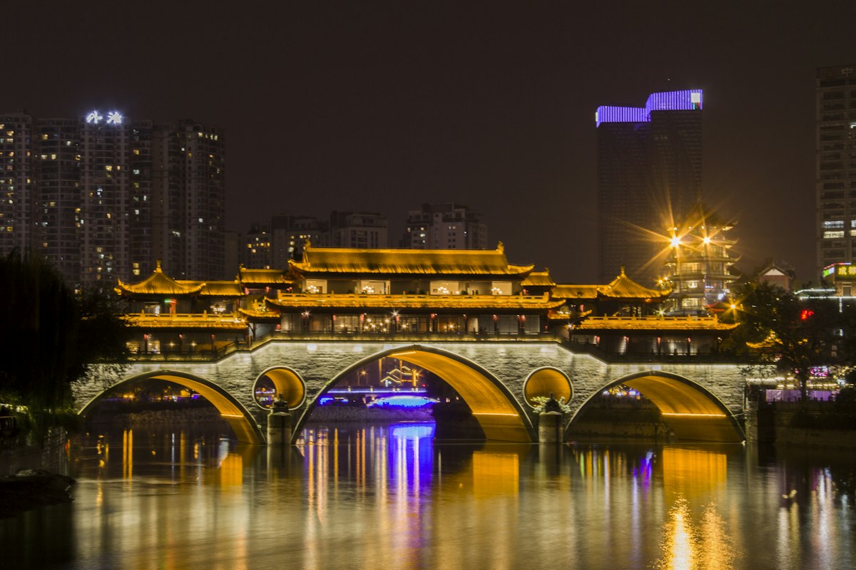 Cây cầu cổ lên đèn về đêm ở Thành Đô