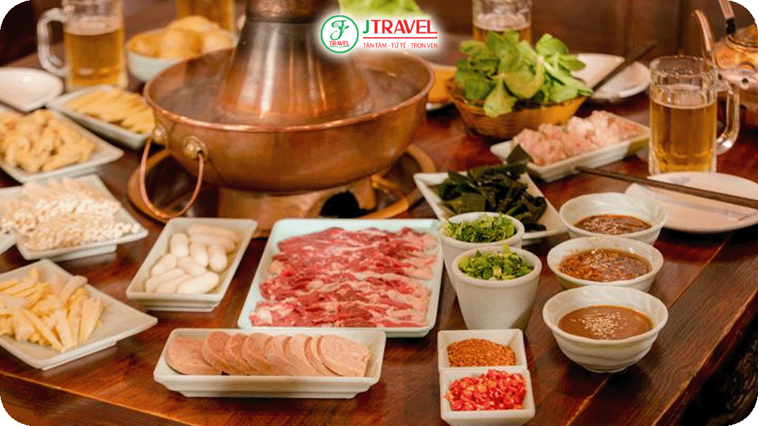 Mùa thu ở Bắc Kinh se lạnh, không gì tuyệt hơn ngồi bên nồi lẩu thịt cừu nghi ngút khói