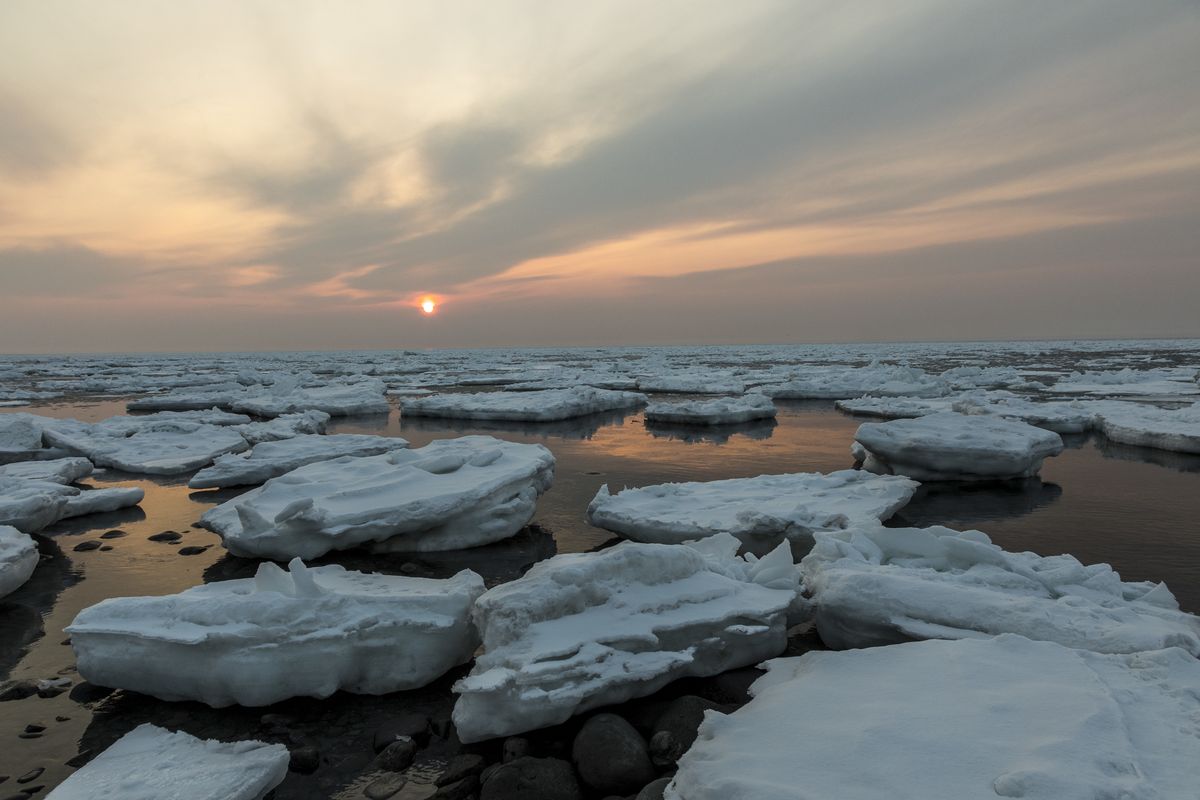 Những mảng băng trôi cuối mùa đông trên biển Hokkaido