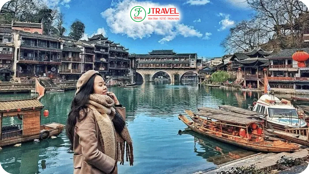 Phượng Hoàng Cổ Trấn – Mùa Tết lãng mạn bên dòng Đà Giang