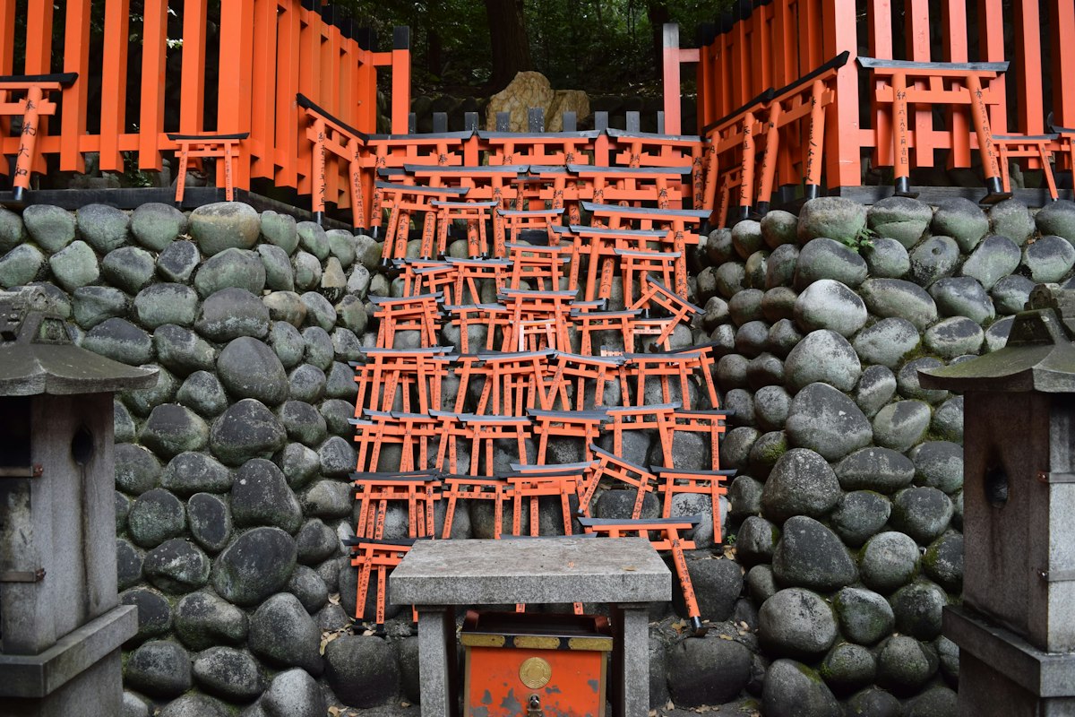 Những cổng torii nhỏ được dâng tại gò đá thờ trên núi Inari
