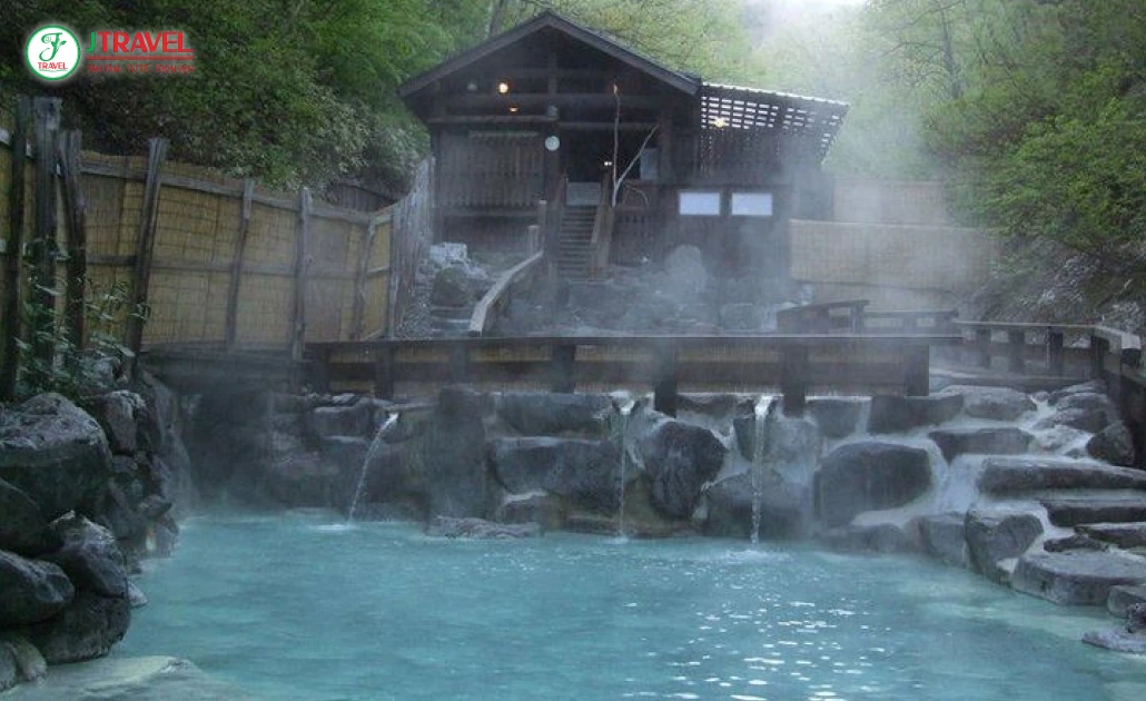 Onsen ngoài trời ấm áp tại Nozawa Onsen