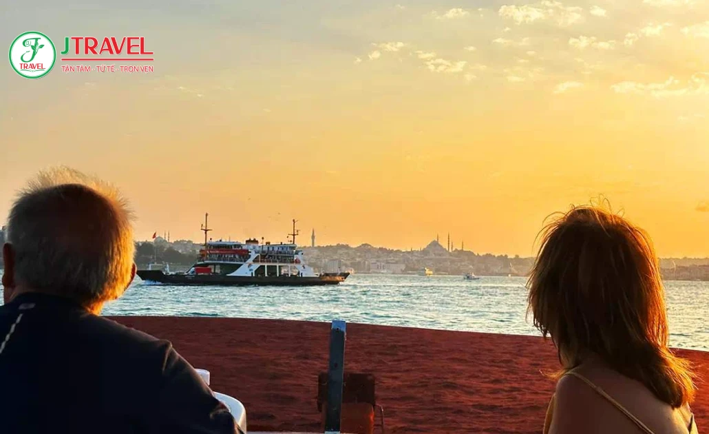 Khoảnh khắc hoàng hôn ở Istanbul với nhiều cung bậc cảm xúc