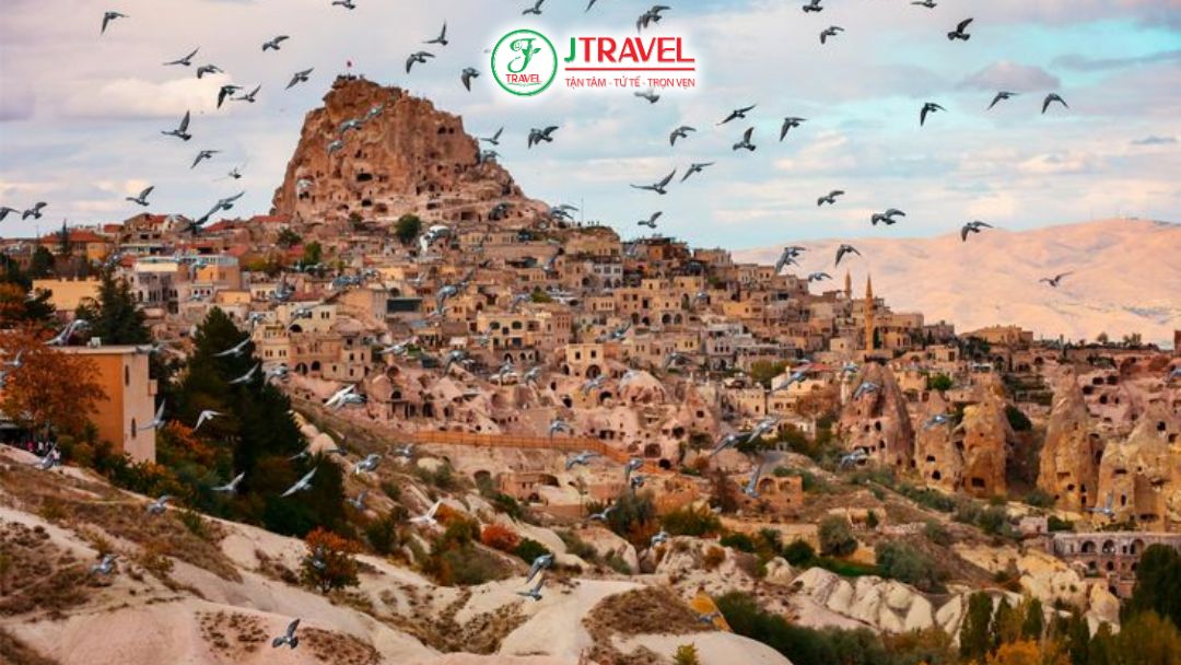 Pigeon Valley với tầm nhìn rộng ra toàn khu vực Cappadocia