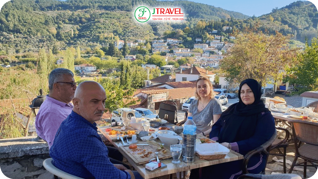 Trải nghiệm bữa ăn theo phong cách “farm to table” tại làng Sirince