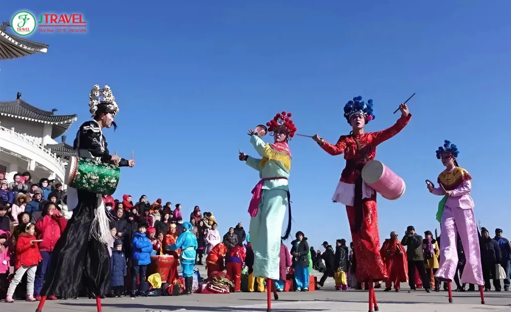 Màn biểu diễn đi cà kheo truyền thống trong lễ hội Tết Nguyên Đán ở Trung Quốc