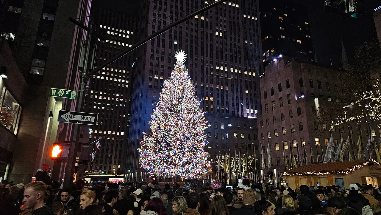 Cây thông Rockefeller Center thắp sáng sau Lễ Tạ Ơn, lý do nên du lịch Mỹ tháng 11