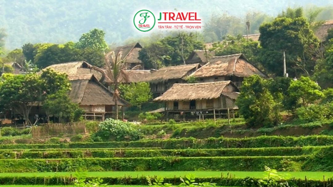 Khung cảnh bản Lác với nhà sàn người Thái trắng ở Mai Châu