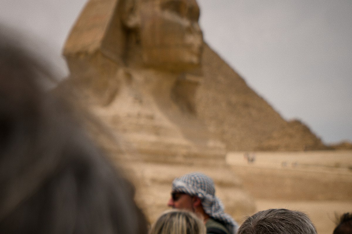 Du khách tham quan tượng Nhân sư và Kim tự tháp Giza