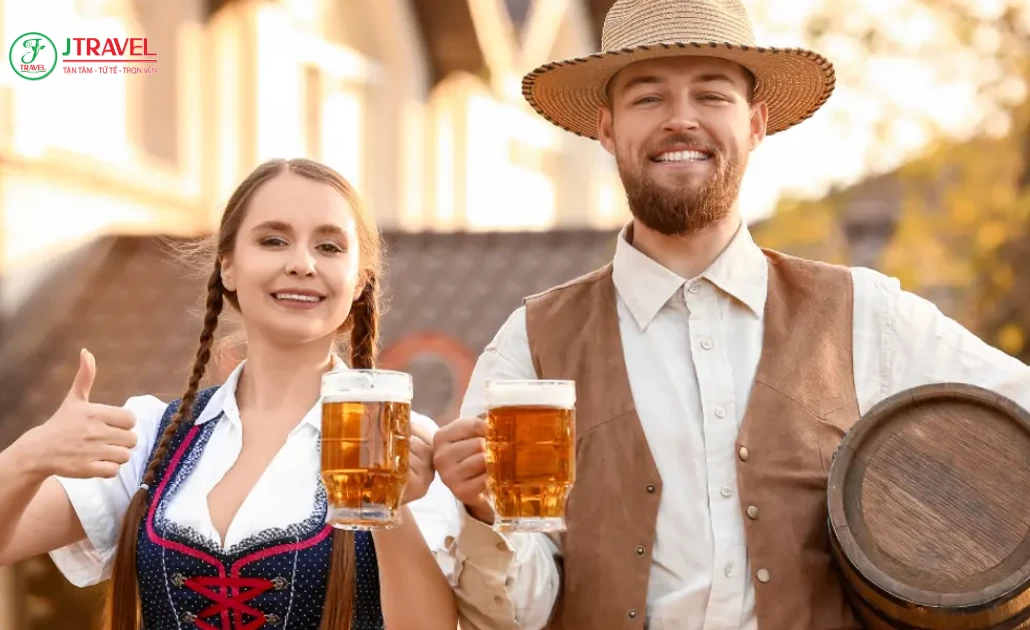 Du khách thưởng thức bia Starkbier Đức