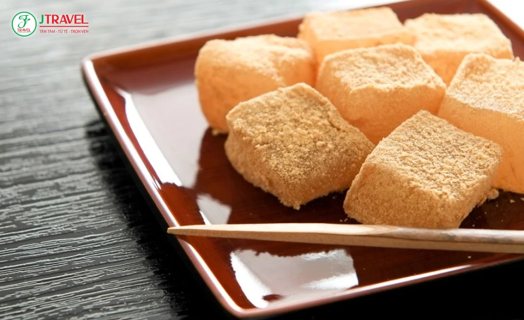 Warabi Mochi bánh gạo làm từ tinh bột dương xỉ, rắc bột kinako