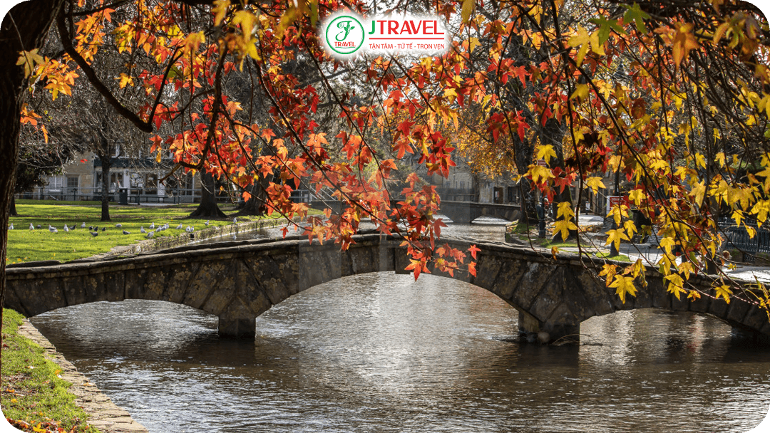 Bourton-on-the-Water khi trời chuyển thu