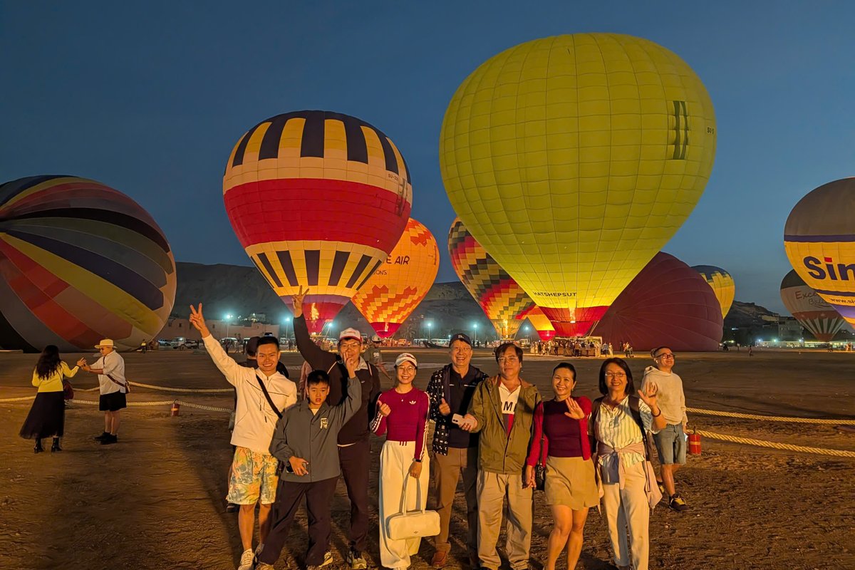 Đoàn khách J Travel bên những khinh khí cầu ở Luxor