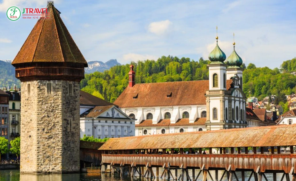 Cầu Chapel Bridge ở Lucerne vào mùa xuân với mái nhà gỗ cổ kính