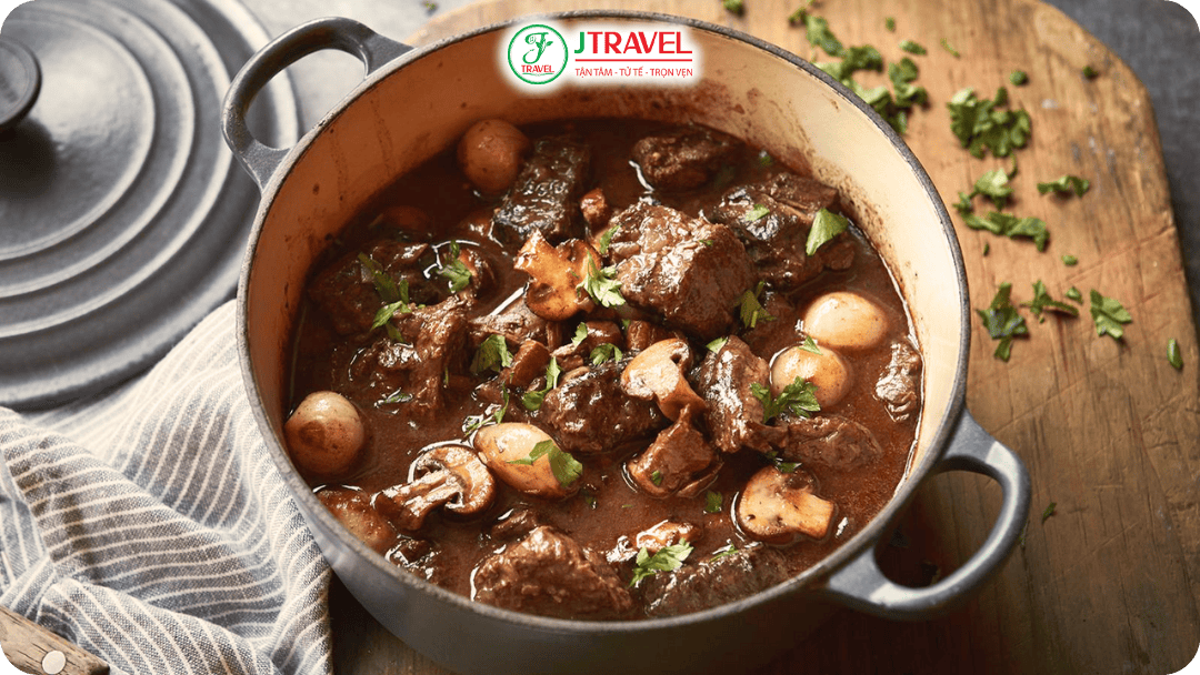 Món bò hầm nổi tiếng vùng Bourgogne là biểu tượng của ẩm thực Pháp mùa lạnh