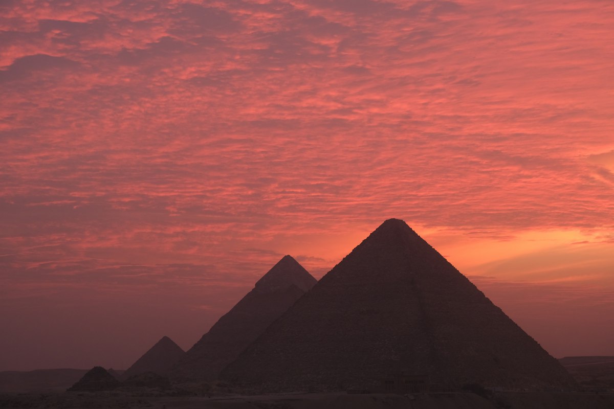 Hoàng hôn trên quần thể Kim tự tháp Giza