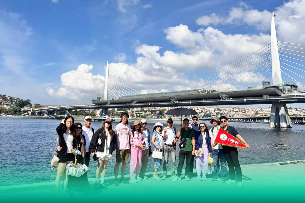 Đoàn khách J Travel đi du thuyền eo biển Bosphorus ngày hè nắng đẹp