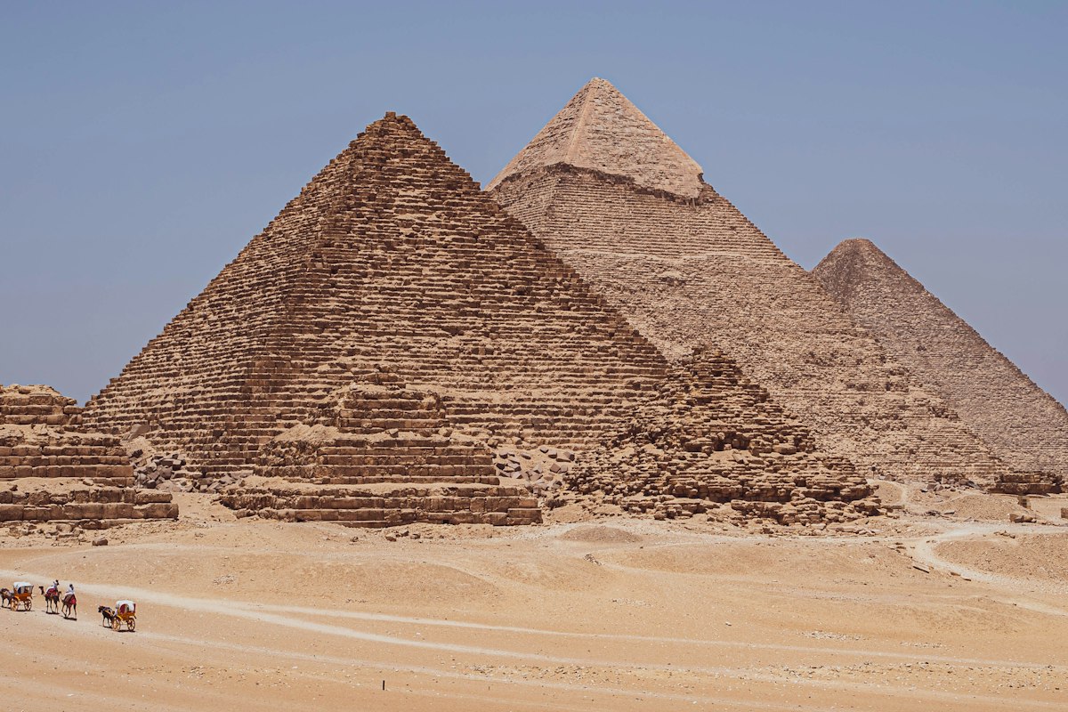 Du khách đi bộ quanh chân Đại Kim tự tháp ở Giza