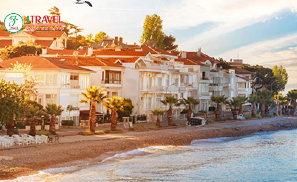 Hoàng hôn ở Istanbul trên quần đảo Hoàng Tử nhìn ra biển Marmara