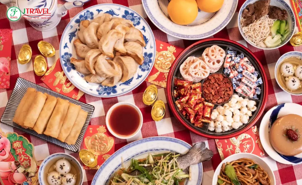Không khí ấm cúng đêm giao thừa Trung Quốc với bữa cơm đoàn viên và món ăn truyền thống