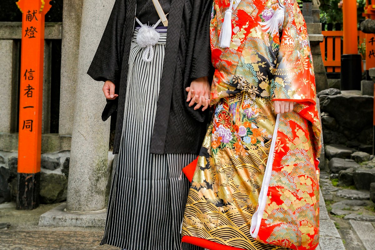 Cặp đôi mặc kimono truyền thống tại một ngôi đền ở Kyoto