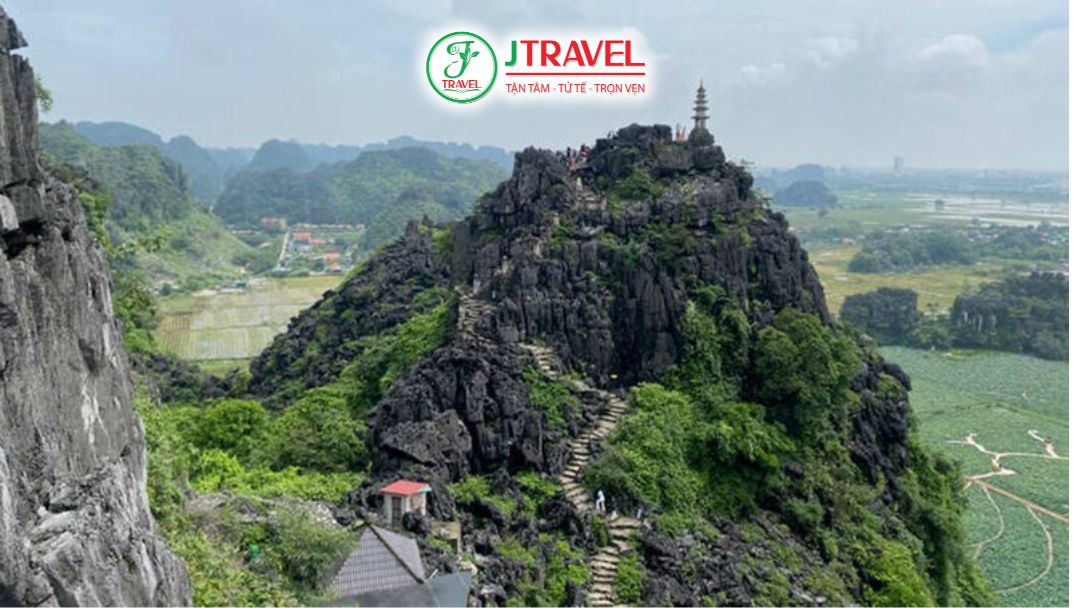 Hành trình lên đỉnh núi Ngọa Long với bậc thang đá nổi tiếng