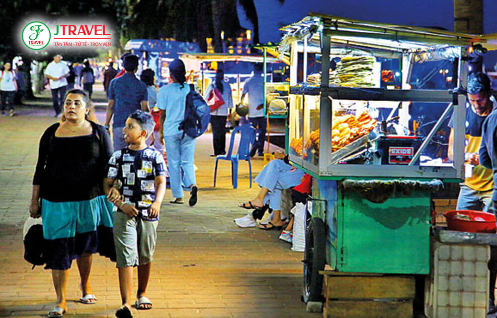 Galle Face Green street food