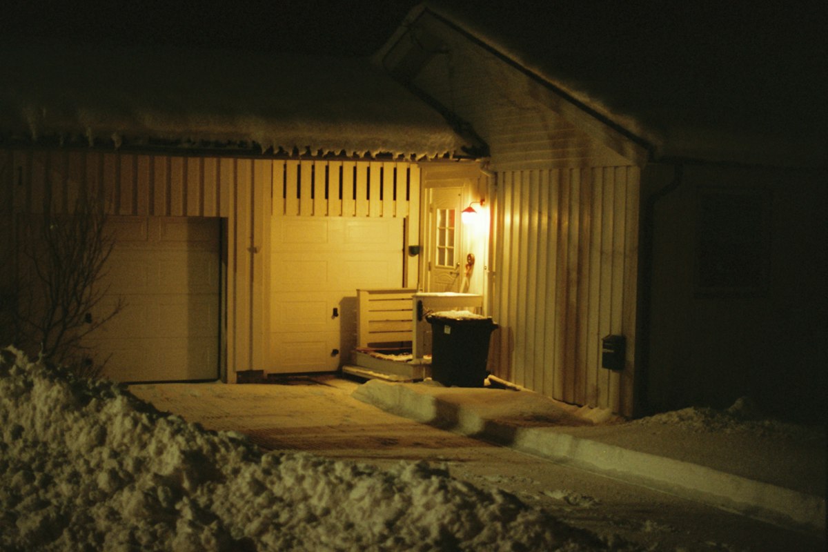 Ngôi nhà sáng đèn giữa tuyết trắng ở Tromsø