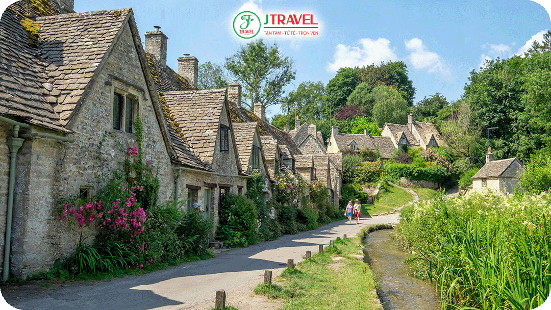 Bibury nổi tiếng nhất với dãy nhà đá cổ Arlington Row được xây dựng từ thế kỷ 14