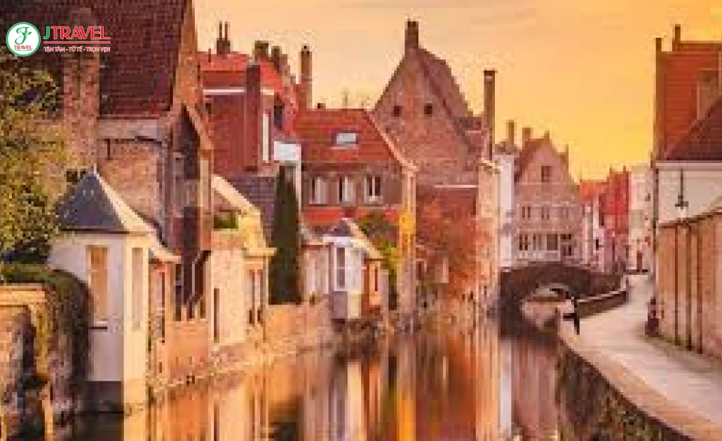 Kênh đào Bruges uốn lượn giữa phố cổ lãng mạn