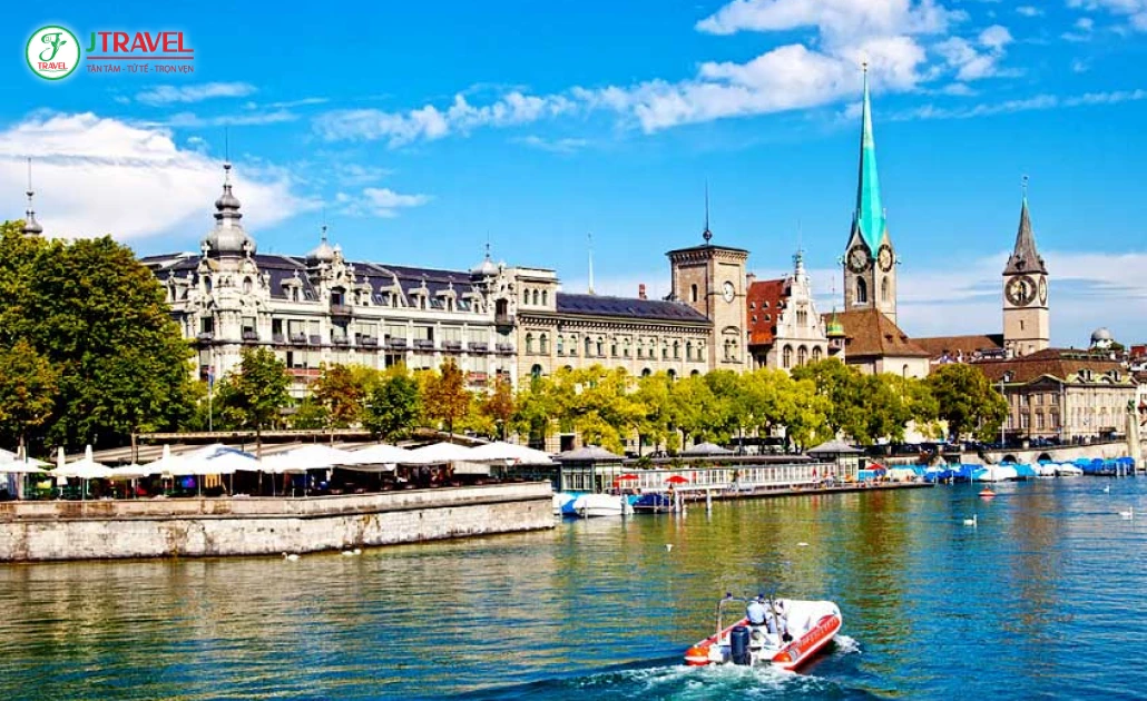 Du khách đi du thuyền ngắm cảnh trên hồ Zurich Thụy Sĩ, chiêm ngưỡng thành phố Zurich thơ mộng