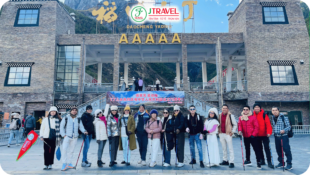 Á Đinh là điểm trekking nhẹ rất lý tưởng cho du khách thích nhiếp ảnh và thiên nhiên
