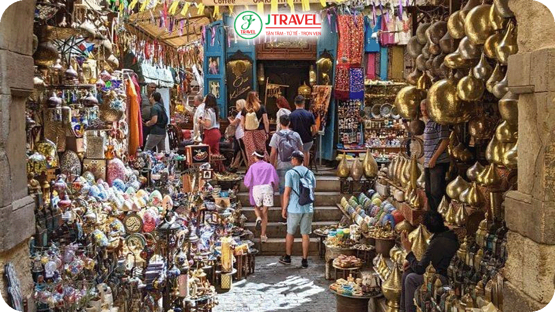 Bước vào Khan el-Khalili sẽ cảm nhận ngay không khí sôi động của Ai Cập