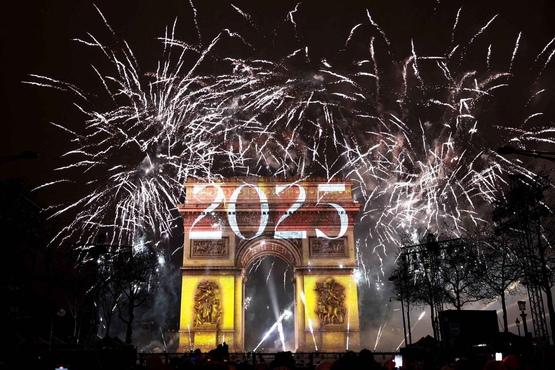 Pháo hoa thắp sáng Khải Hoàn Môn trong sự kiện chào đón năm mới 2025 trên đại lộ Champs Elysees ở Paris (nguồn ảnh internet)