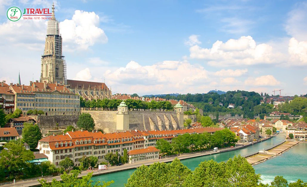 Thành phố Bern Thụy Sĩ nhìn từ trên cao với sông Aare xanh ngọc