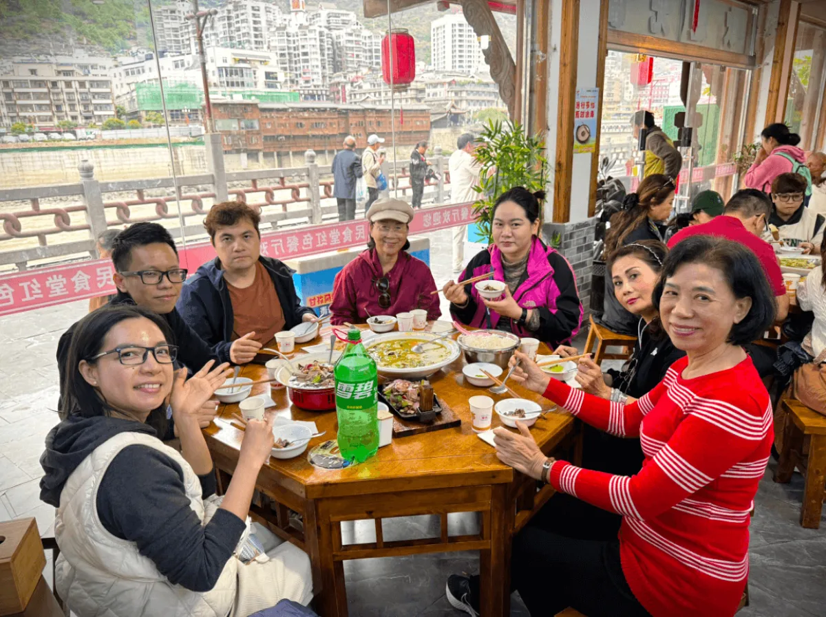Bữa ăn của đoàn khách J Travel trong tour Á Đinh
