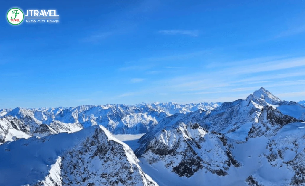 Đỉnh núi Titlis mùa đông phủ tuyết trắng với khung cảnh hùng vĩ của dãy Alps