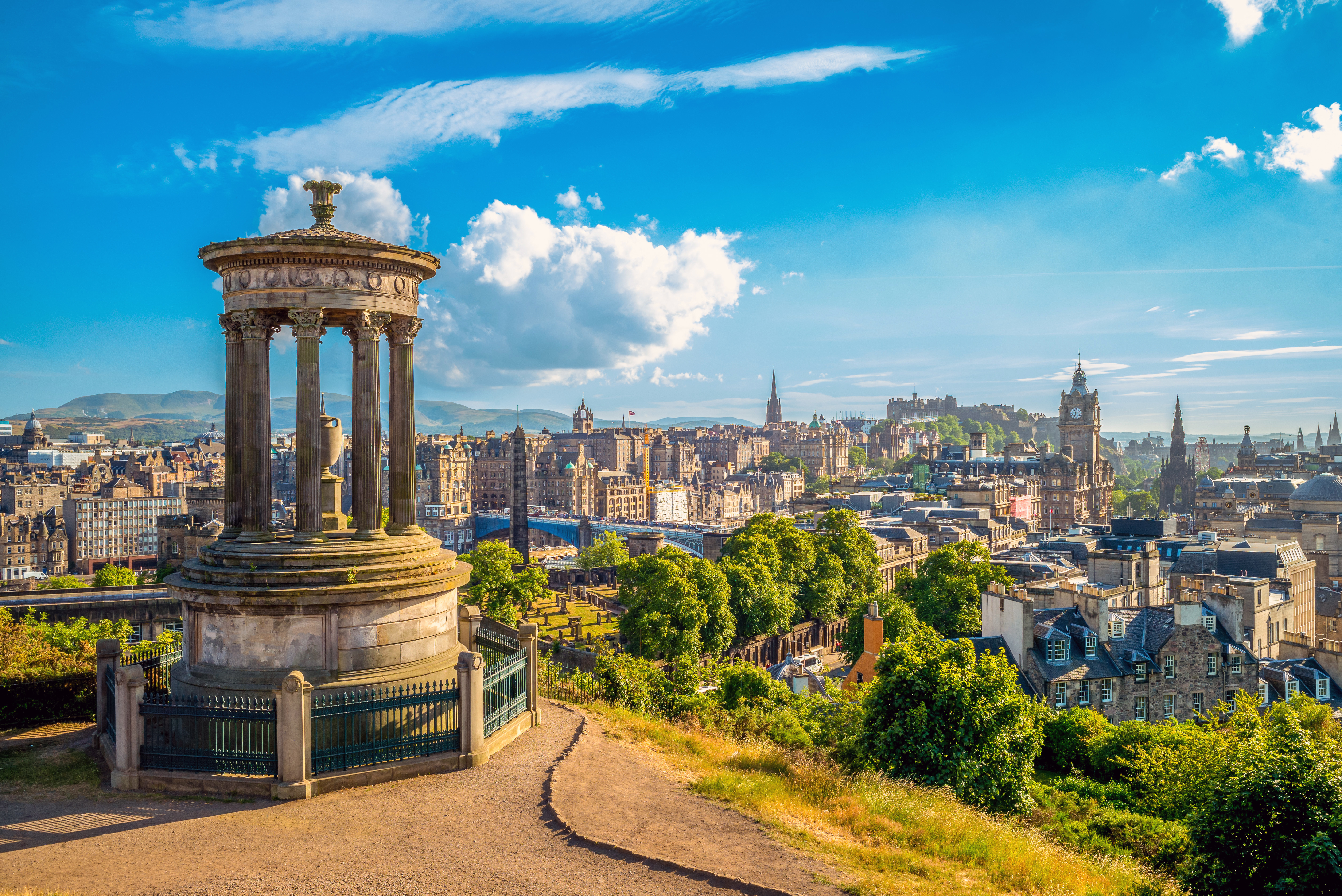 Calton Hill - Edinburgh vào mùa xuân