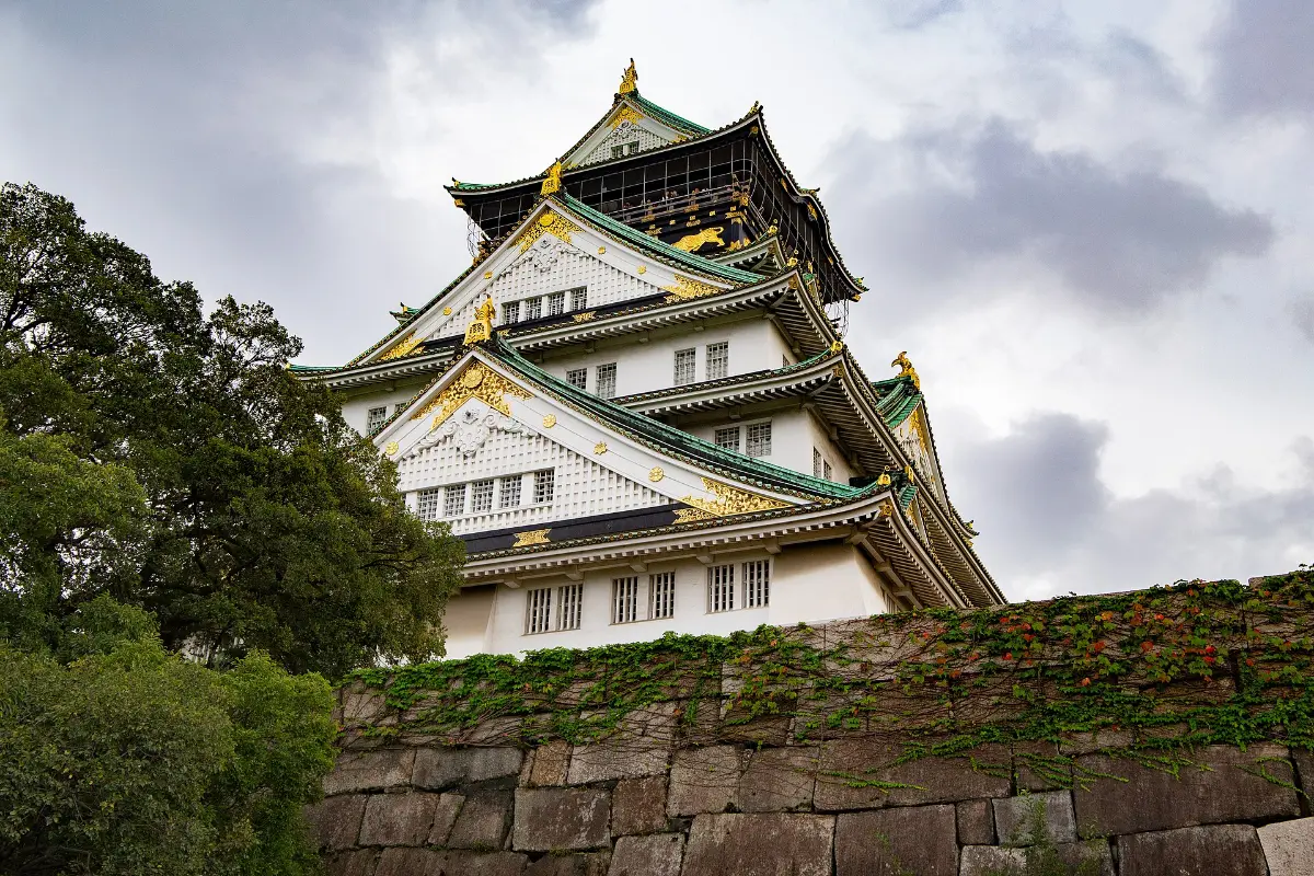 Lâu đài Osaka và tường thành đá