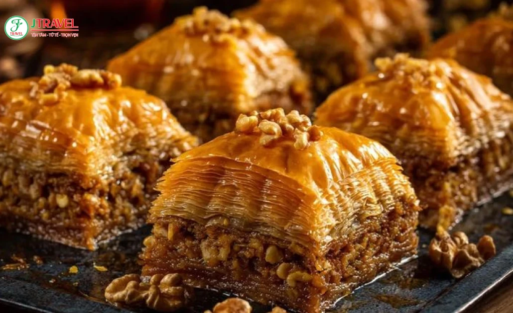 Bánh baklava truyền thống với nhiều lớp bánh mỏng