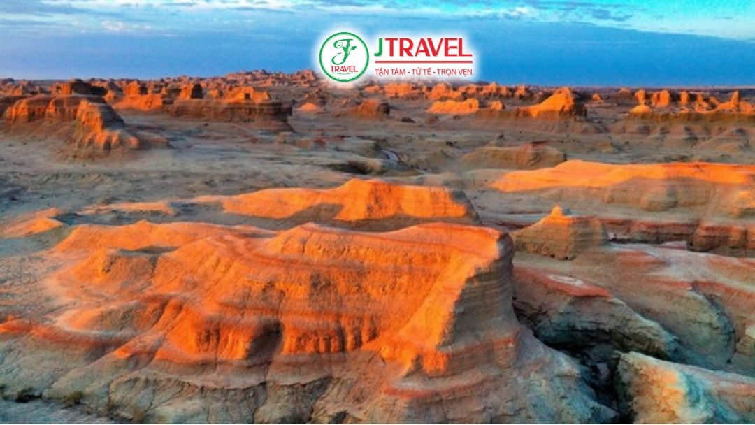 Cảnh quan Yardang tại Urho (Wuerhe) gần Karamay với các khối đá kỳ lạ