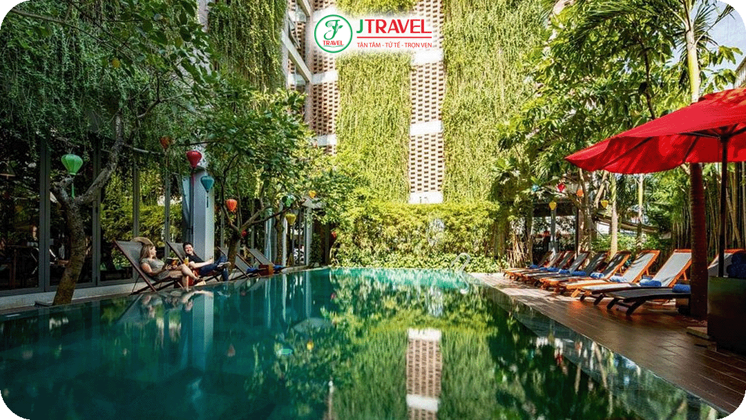 Atlas Hotel nổi bật với thiết kế nhiều cây xanh và không gian hiện đại