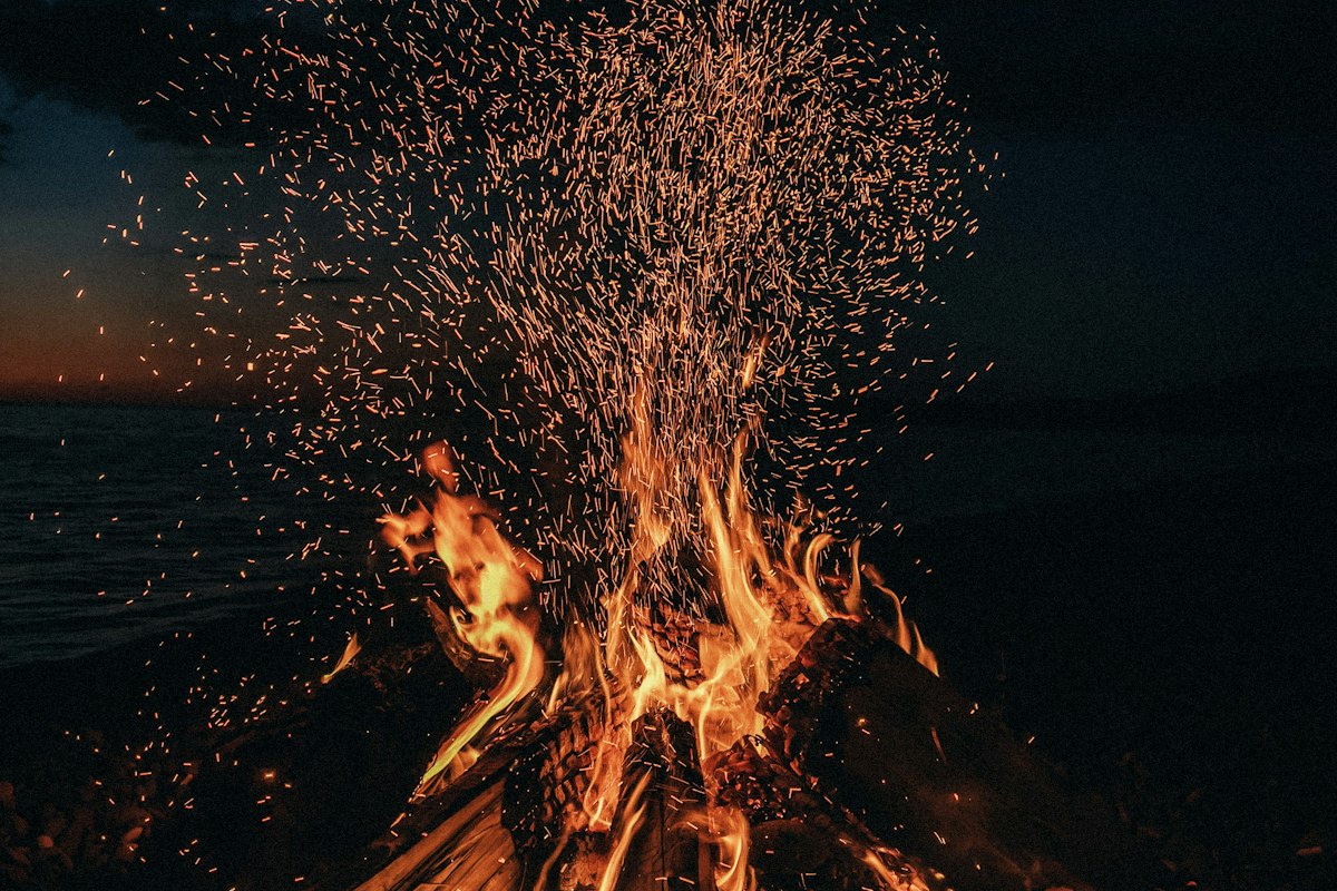 Ngọn lửa bùng cháy trong đêm