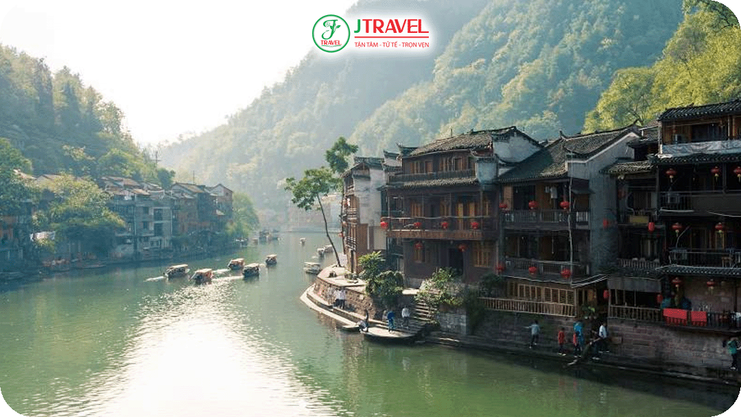 Những chiếc đèn lồng đỏ treo dọc hai bên bờ sông Đà Giang