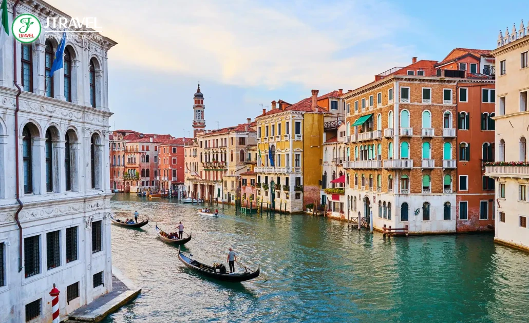 Venice Ý nổi bật với hệ thống kênh đào độc đáo
