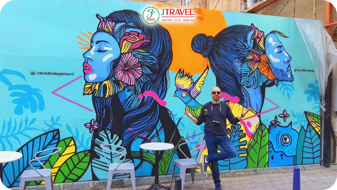 Nhiều bức tranh tường hiện đại thổi một luồng gió mới cho Balat